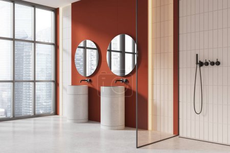 Téléchargez les photos : Salle de bain intérieure carrelage orange et beige avec double lavabo et douche en verre, vue latérale fenêtre panoramique sur les gratte-ciel. Espace de baignade avec mobilier de luxe. rendu 3D - en image libre de droit