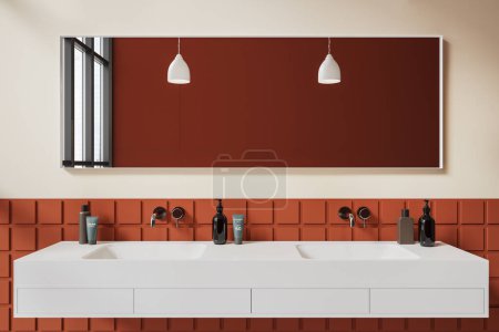 Foto de Interior de baño de azulejos de lujo con doble lavabo y espejo, tocador blanco con accesorios minimalistas. Espacio de baño naranja y beige con ventana panorámica. Renderizado 3D - Imagen libre de derechos