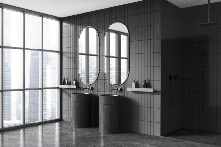 Téléchargez les photos : Élégant carrelage maison salle de bain intérieure avec double lavabo et douche en verre, vue latérale plancher de granit gris. Coin de bain moderne avec fenêtre panoramique sur les gratte-ciel. rendu 3D - en image libre de droit