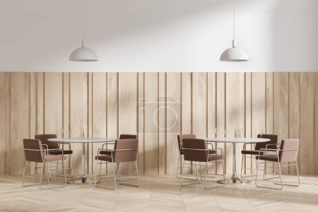 Téléchargez les photos : Confortable intérieur minimaliste café avec chaises brunes et table ronde en rangée, verres et bouteille. Espace repas moderne avec lampes, boiseries et parquet. rendu 3D - en image libre de droit