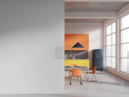 Téléchargez les photos : Intérieur de cuisine maison colorée avec table et chaises. Armoire orange et jaune avec réfrigérateur et ustensiles de cuisine, fenêtre panoramique sur les gratte-ciel. Cloison de mur d'espace de copie de maquette. rendu 3D - en image libre de droit