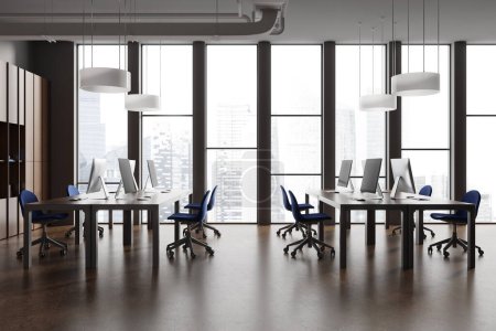 Foto de Elegante interior de coworking con sillas y escritorio pc en la mesa, piso de hormigón marrón. Oficina minimalista lugar de trabajo y ventana panorámica de los rascacielos de Singapur. Renderizado 3D - Imagen libre de derechos