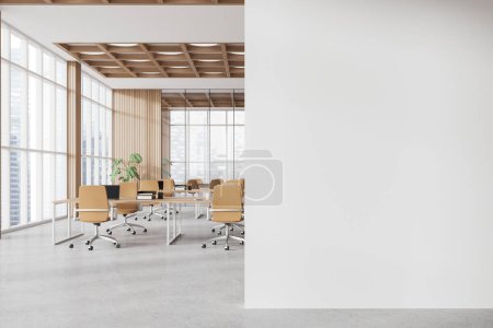 Foto de Interior de la moderna oficina de espacio abierto con paredes blancas y de madera, escritorios informáticos de madera con sillas beige, sala de conferencias en el fondo y se burlan de la pared de la derecha. renderizado 3d - Imagen libre de derechos