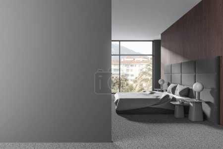 Foto de Hotel oscuro dormitorio cama interior, mesita de noche con lámpara y ventana panorámica en los trópicos. Elegante sala de dormir con pared de acento y espacio de copia maqueta partición en blanco. Renderizado 3D - Imagen libre de derechos