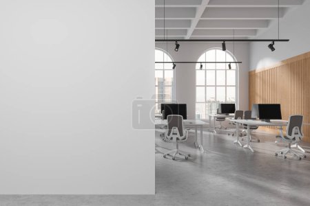 Téléchargez les photos : Intérieur de bureau blanc avec fauteuils et bureau pc en rangée, sol en béton gris. Lieu de travail moderne et fenêtre panoramique cintrée. Cloison de mur d'espace de copie de maquette. rendu 3D - en image libre de droit