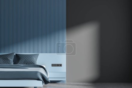 Foto de Casa oscura y azul dormitorio interior cama con mesita de noche y zócalo, piso de hormigón gris. Diseño elegante de la sala de relax y se burlan de espacio de copia de la pared en blanco. Renderizado 3D - Imagen libre de derechos