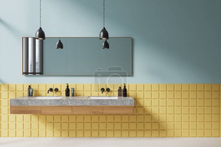 Téléchargez les photos : Luxe bleu et jaune intérieur de la salle de bain de l'hôtel avec double lavabo et vanité, fenêtre panoramique sur les gratte-ciel. Espace de bain coloré avec design de tuiles et accessoires minimalistes. rendu 3D - en image libre de droit