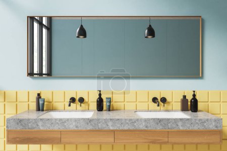 Foto de Acogedor azulejo azul y amarillo baño interior con doble lavabo y espejo, hormigón y tocador de madera con accesorios. Colorido espacio de baño con ventana panorámica. Renderizado 3D - Imagen libre de derechos