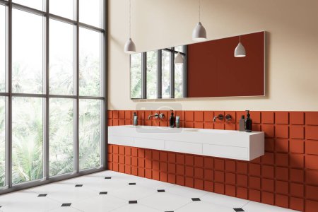 Foto de Esquina de baño elegante con paredes de baldosas blancas y naranjas, suelo de baldosas, cómodo lavabo doble masiva con espejo largo por encima de ella y ventana panorámica con vista tropical. renderizado 3d - Imagen libre de derechos