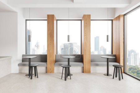 Foto de Interior café blanco con sillas y mesas en fila, partición de madera en el suelo de hormigón ligero. Acogedor restaurante con sofá a lo largo de la ventana panorámica de los rascacielos de Nueva York. Renderizado 3D - Imagen libre de derechos