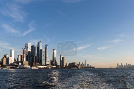Foto de El horizonte del lado oeste de Nueva York y el río Hudson a la luz del día, frente al mar y rascacielos de oficinas. Paisaje urbano, centro de Manhattan y distrito financiero de negocios corporativos - Imagen libre de derechos