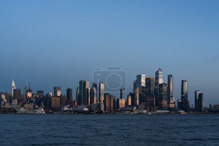 Foto de Centro de Nueva York y Hudson Yards por la noche, frente al mar y edificios de oficinas. skyline de negocios, Manhattan lado oeste y rascacielos financieros de oficinas - Imagen libre de derechos