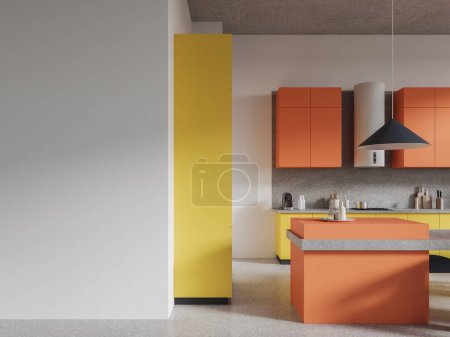 Téléchargez les photos : Intérieur de cuisine moderne avec murs blancs, sol en béton, placards orange, armoires jaunes, îlot orange confortable et mur d'espace de copie sur la gauche. Rendu 3d - en image libre de droit