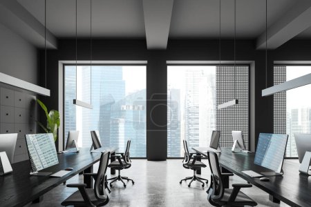 Téléchargez les photos : Intérieur coworking sombre avec chaises et ordinateurs PC sur bureau partagé, sol en béton gris. Loft d'entreprise avec fenêtre panoramique sur les gratte-ciel de Singapour. rendu 3D - en image libre de droit