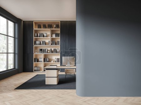 Foto de Interior de la elegante oficina CEO con paredes grises, suelo de madera, escritorio de ordenador beige de pie en la alfombra gris y librería de madera con carpetas. Mock up pared a la derecha. renderizado 3d - Imagen libre de derechos