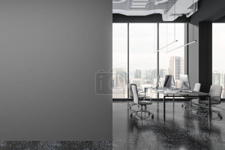 Téléchargez les photos : Intérieur d'affaires sombre avec fauteuils et ordinateur PC sur le bureau, fenêtre panoramique sur les gratte-ciel Kuala Lumpur. Coworking moderne et mock up cloison murale vide. rendu 3D - en image libre de droit