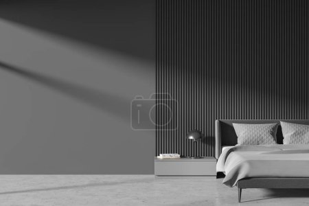 Téléchargez les photos : Intérieur de la chambre principale élégante avec des murs gris, sol en béton, lit king size confortable avec table de chevet grise et mur d'espace de copie sur la gauche. Rendu 3d - en image libre de droit
