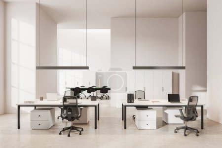 Foto de Interior de espacio de trabajo beige con sillas y escritorio en fila, suelo de granito claro. Sala de formación empresarial con ordenador portátil y zona de reunión con tabla de fondo. Renderizado 3D - Imagen libre de derechos