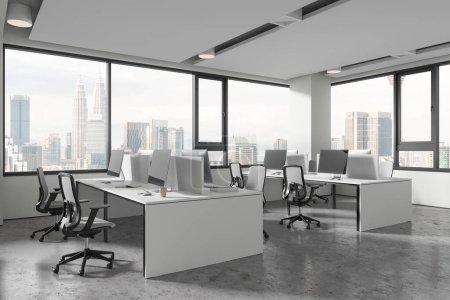 Foto de Esquina de moderna oficina de espacio abierto con paredes blancas, suelo de hormigón, fila de escritorios informáticos blancos con sillas grises y grandes ventanales con paisaje urbano. renderizado 3d - Imagen libre de derechos