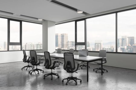 Téléchargez les photos : Intérieur de bureau blanc avec chaises et table de réunion, mobilier vue latérale avec ordinateur portable au sol en béton gris. Espace de négociation et fenêtre panoramique sur les gratte-ciel de Kuala Lumpur. rendu 3D - en image libre de droit
