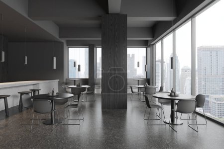 Foto de Interior café oscuro con sillas y mesa redonda en fila, barra de bar con taburete en piso de granito gris. Columna de madera negra y sofá, ventana panorámica de los rascacielos de Nueva York. Renderizado 3D - Imagen libre de derechos