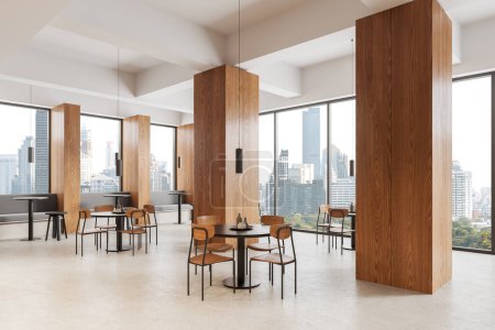 Foto de Interior del restaurante blanco y de madera con sillas y mesa en fila, vista lateral ventana panorámica de los rascacielos de Nueva York. Café minimalista con columnas y diseño acogedor. Renderizado 3D - Imagen libre de derechos