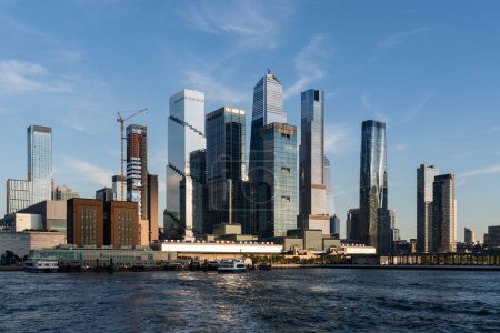 Foto de Lado oeste de Nueva York y Hudson Yards a la luz del día con rascacielos de construcción, frente al mar y oficinas. Manhattan skyline, centro y distrito financiero de negocios - Imagen libre de derechos