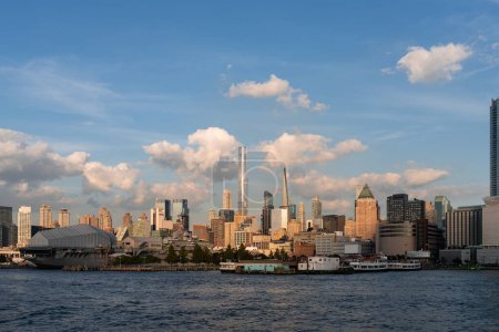 Téléchargez les photos : New York gratte-ciel et Hudson River avec nuages, front de mer et immeubles de bureaux, centre financier mondial. Manhattan midtown buildings skyline under clouds - en image libre de droit
