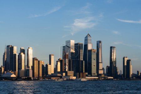 Téléchargez les photos : New York Midtown et Hudson Yards au coucher du soleil, site architectural avec front de mer et immeubles de bureaux. Skyline d'affaires, Manhattan côté ouest et gratte-ciel financiers - en image libre de droit