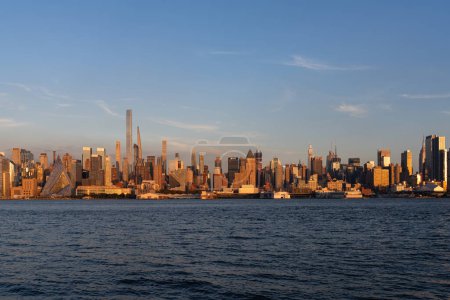 Téléchargez les photos : New York gratte-ciel et Hudson River avec heure dorée, front de mer et gratte-ciel de bureau, centre de commerce financier. Manhattan Midtown buildings skyline dans la soirée - en image libre de droit