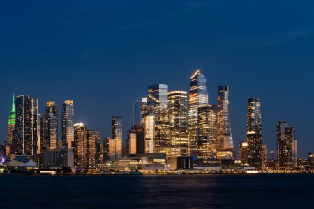 Téléchargez les photos : New York Midtown et Hudson River la nuit, front de mer et gratte-ciel de bureau lumières. Manhattan skyline, centre-ville et quartier des affaires financières avec rivière - en image libre de droit