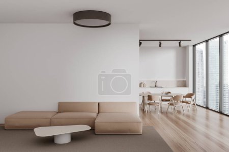 Foto de Interior de la elegante sala de estar con paredes blancas, suelo de madera, acogedor sofá beige con pared de espacio de copia por encima de ella y cocina con mesa de comedor y sillas en el fondo. renderizado 3d - Imagen libre de derechos