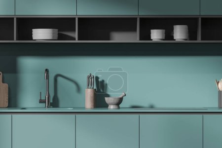 Téléchargez les photos : Élégant intérieur de cuisine turquoise avec évier et ustensiles de cuisine, vaisselle et assiettes en étagère. Gros plan d'armoire de cuisson lumineuse dans un appartement moderne. rendu 3D - en image libre de droit