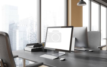 Foto de Interior de coworking moderno con monitor en blanco de computadora de PC maqueta, esquina de trabajo de oficina de vista lateral con sillones y escritorio en fila. Ventana panorámica de los rascacielos de Singapur. Renderizado 3D - Imagen libre de derechos