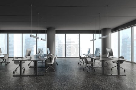 Foto de Interior oscuro coworking con sillas y monitores de pc en fila, suelo de granito gris. Moderno loft de oficinas corporativas con ventana panorámica a los rascacielos de Singapur. Renderizado 3D - Imagen libre de derechos