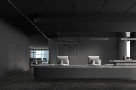Téléchargez les photos : Intérieur de réception sombre avec pc bureau sur table, sol en granit gris. Milieu de travail avec ordinateurs et fauteuils en rangée près des gratte-ciel panoramiques de Singapour. rendu 3D - en image libre de droit