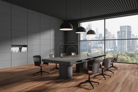 Foto de Esquina de la elegante sala de reuniones de oficina con paredes grises, suelo de madera, mesa de conferencias larga con sillas y ventana panorámica con paisaje urbano. renderizado 3d - Imagen libre de derechos