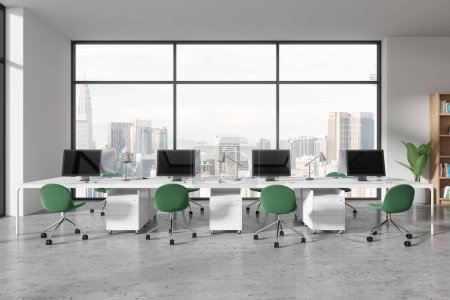 Interior de moderna oficina de espacio abierto con paredes blancas, suelo de hormigón, fila de escritorios de ordenador con sillas verdes y ventana panorámica con paisaje urbano. renderizado 3d