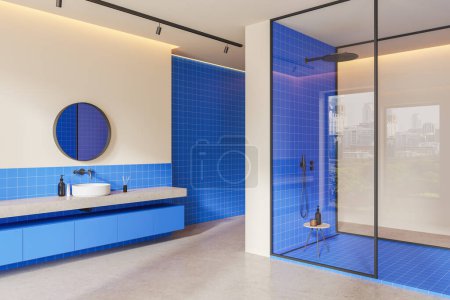 Foto de Lujoso baño interior de hotel beige y azul con lavabo y ducha, mampara de vidrio con vista lateral y taburete con accesorios. Esquina de baño con ventana a la vista de la ciudad en reflexión. Renderizado 3D - Imagen libre de derechos