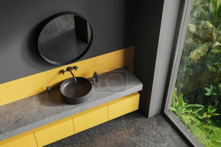 Téléchargez les photos : Vue de dessus de l'intérieur de la salle de bain de l'hôtel noir et jaune avec lavabo, fenêtre panoramique sur les tropiques. Miroir rond et accessoires, sol en granit gris. rendu 3D - en image libre de droit