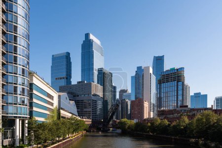 Téléchargez les photos : Paysage urbain de Chicago de bâtiments autour de la rivière, architecture d'affaires et gratte-ciel à la lumière du jour. Quartier financier et parc municipal. Illinois, États-Unis, Amérique du Nord - en image libre de droit