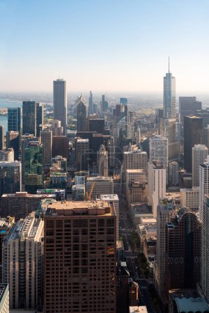 Foto de Rascacielos de Chicago, edificios de oficinas y torres. Negocios arquitectura del paisaje urbano y el lago Michigan bajo el cielo azul. Disparo aéreo vertical de drones. Illinois, Estados Unidos, América del Norte - Imagen libre de derechos