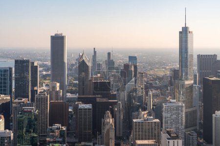 Foto de Chicago skyline con edificios de oficinas, arquitectura de paisaje urbano de negocios y el lago Michigan y la línea de horizonte. Imágenes aéreas de drones de torres. Illinois, Estados Unidos, América del Norte - Imagen libre de derechos