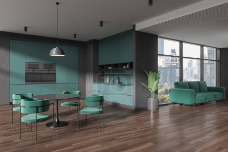 Téléchargez les photos : Gris et turquoise maison appartement studio intérieur avec table à manger et chaises. Vue en angle de l'armoire de cuisson et du canapé près de la fenêtre panoramique sur les gratte-ciel de New York. rendu 3D - en image libre de droit