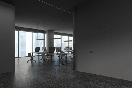 Téléchargez les photos : Intérieur de bureau sombre avec fauteuils et bureau en rangée, vue latérale sol en granit gris. Espace de travail avec porte invisible, ordinateur PC et fenêtre panoramique sur Singapour. rendu 3D - en image libre de droit
