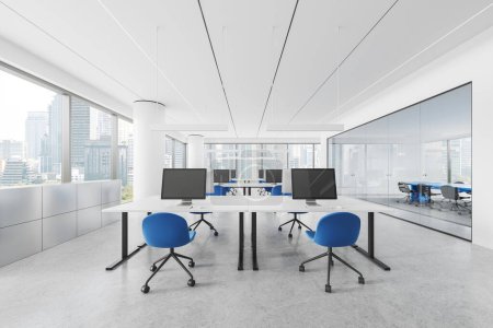 Foto de Interior de la moderna oficina de espacio abierto con paredes blancas, suelo de hormigón, filas de mesas de ordenador con sillas azules y sala de reuniones con mesa de conferencias a su lado. renderizado 3d - Imagen libre de derechos