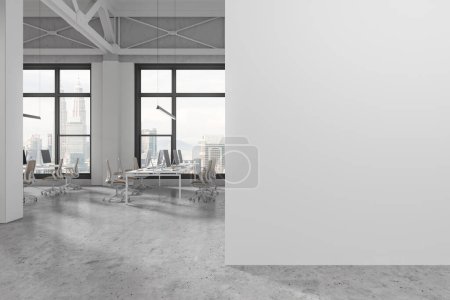 Téléchargez les photos : Intérieur de style industriel moderne bureau à aire ouverte avec murs blancs, sol en béton, rangée de bureaux d'ordinateur avec chaises beige et mur d'espace de copie sur la droite. Rendu 3d - en image libre de droit