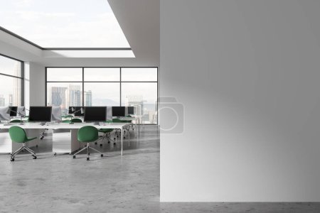 Téléchargez les photos : Intérieur de bureau confortable avec ordinateurs PC en rangée, table partagée sur sol en béton gris. Coworking lumineux et fenêtre panoramique sur Kuala Lumpur. Maquette vide partition murale vide. rendu 3D - en image libre de droit