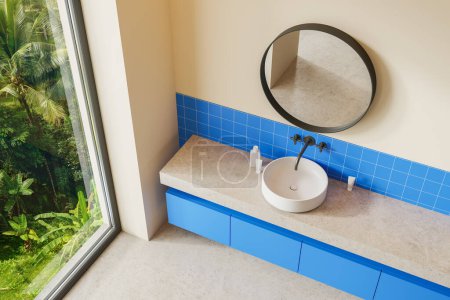 Téléchargez les photos : Vue de dessus de l'intérieur de la salle de bain de l'hôtel beige et bleu avec lavabo, fenêtre panoramique sur les tropiques. Miroir rond et accessoires, sol en béton léger. rendu 3D - en image libre de droit