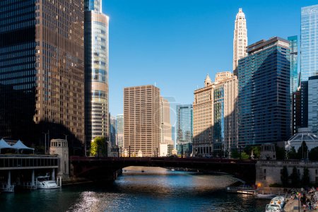 Téléchargez les photos : Paysage urbain de Chicago et bâtiments avec rivière, architecture d'affaires et gratte-ciel de bureau par une journée ensoleillée avec ciel bleu. Quartier financier. Illinois, États-Unis, Amérique du Nord - en image libre de droit